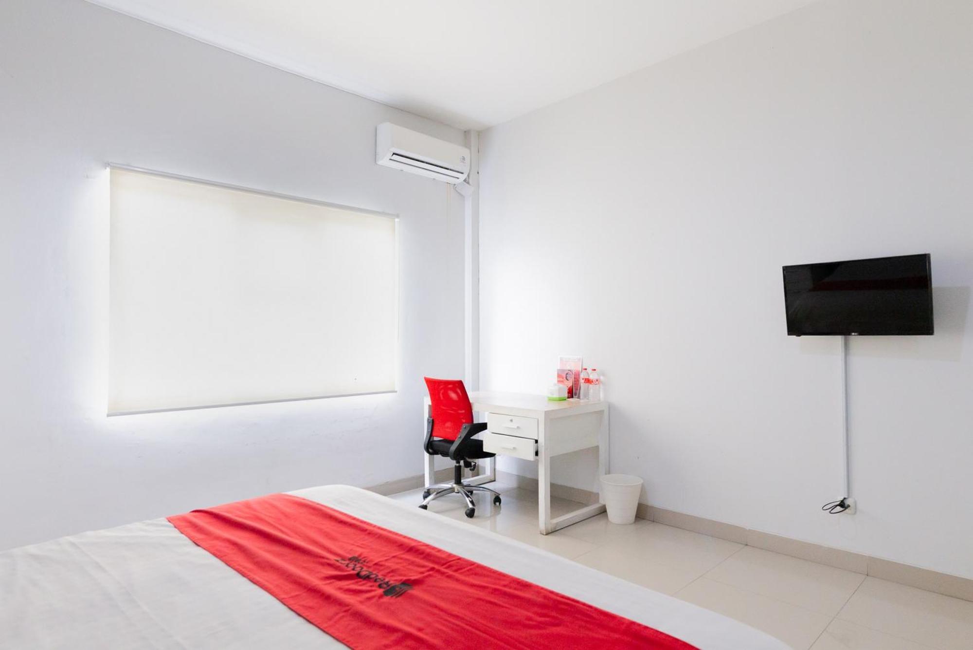 Reddoorz Plus Near Living Plaza Jababeka Hotel Cikarang Exterior photo