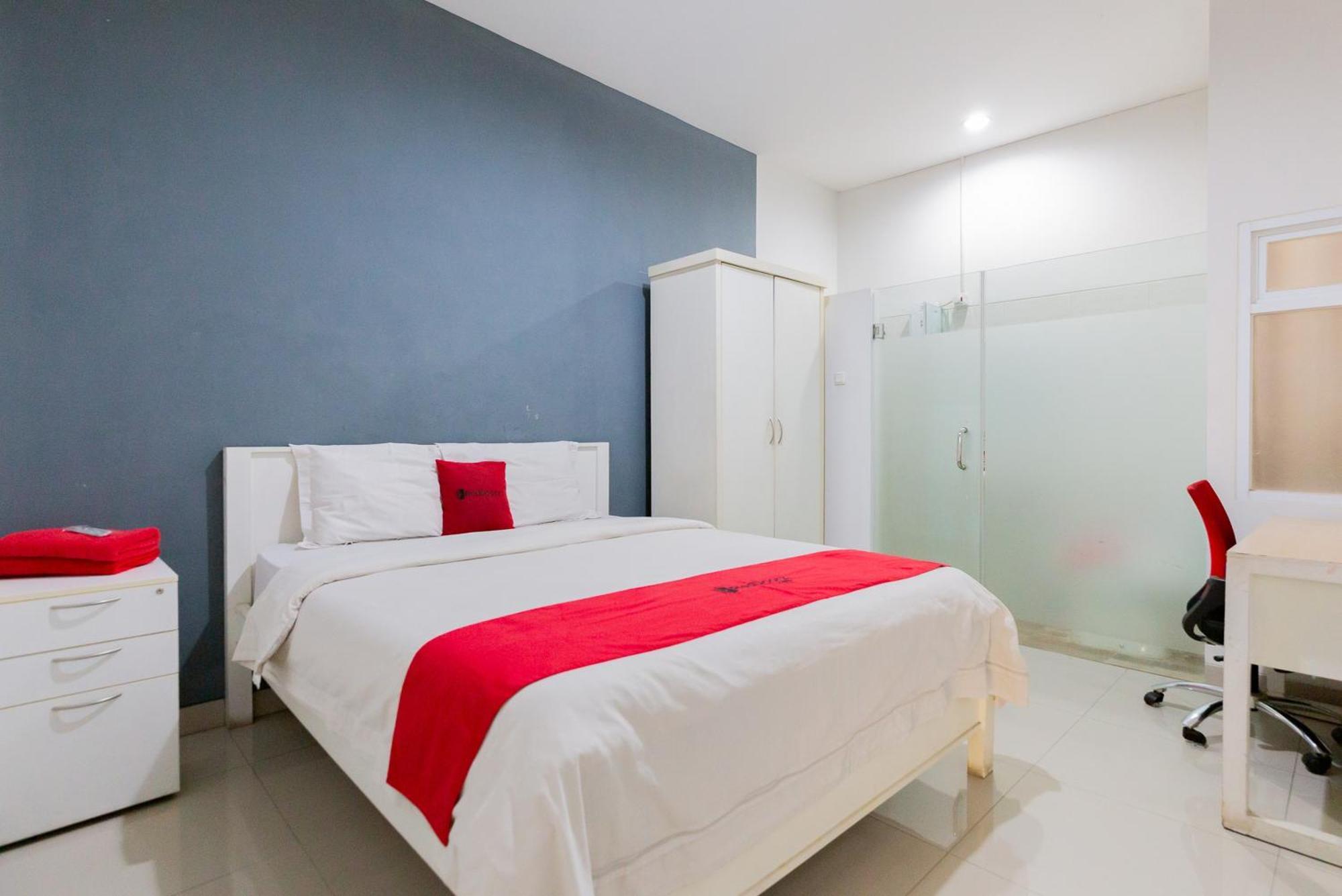 Reddoorz Plus Near Living Plaza Jababeka Hotel Cikarang Exterior photo